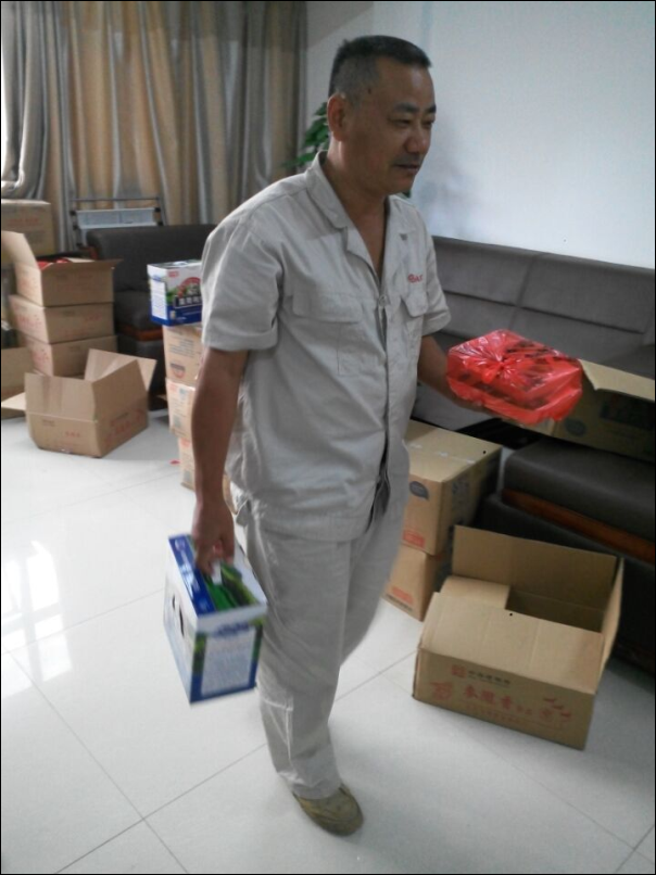发放慰问品，共享端午情