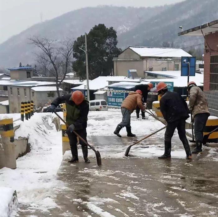 【公益事业】清理积雪 传递温暖