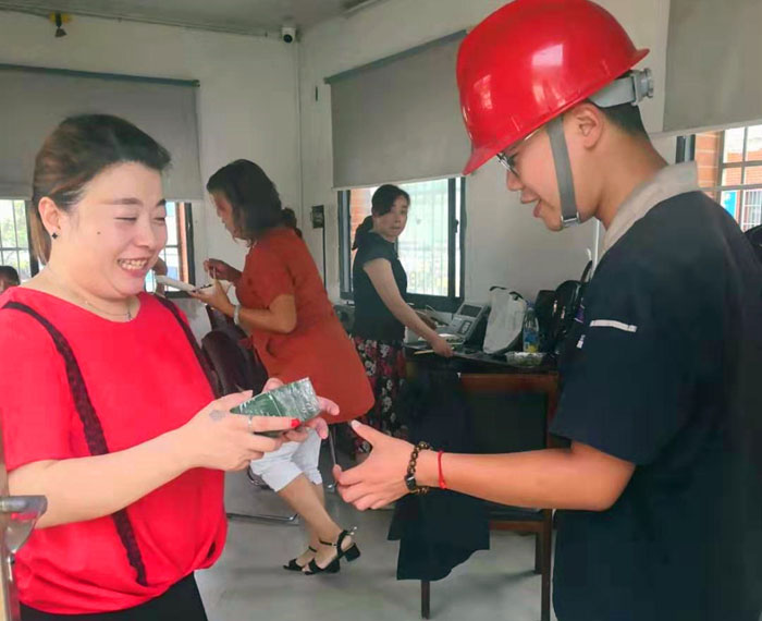 【基层动态】集团公司为各部门发放防暑降温物品