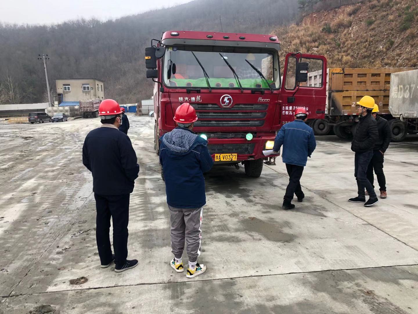 【赢丰物流】排除车辆隐患问题，做好年前车检工作