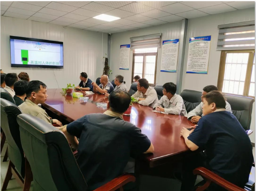 【杨家矿段】召开高温防暑专题培训会 为安全生产保驾护航
