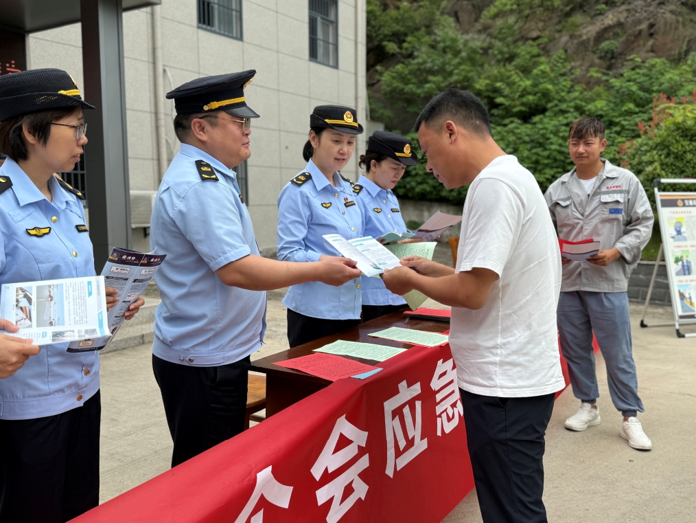 市交通运输综合行政执法队赴鑫山码头开展安全生产月宣贯活动